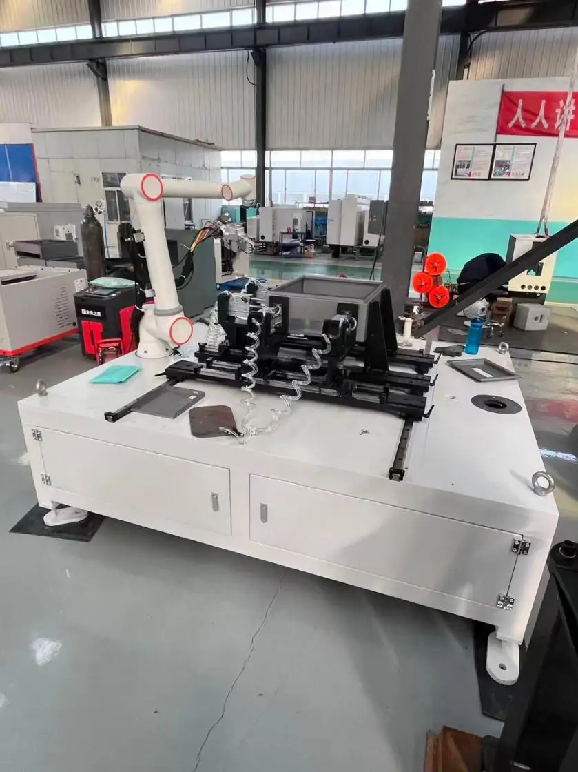 자동차 프레임 용접용 용접 로봇