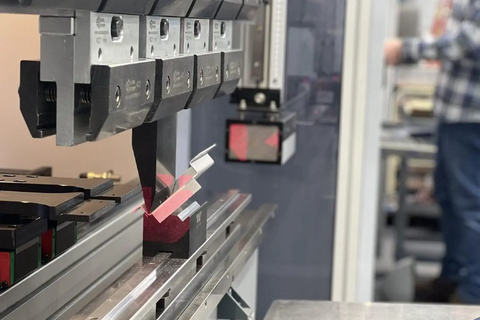 금속 가공 도구: 전력 공급 정밀도, 능률, 그리고 글로벌 제조업