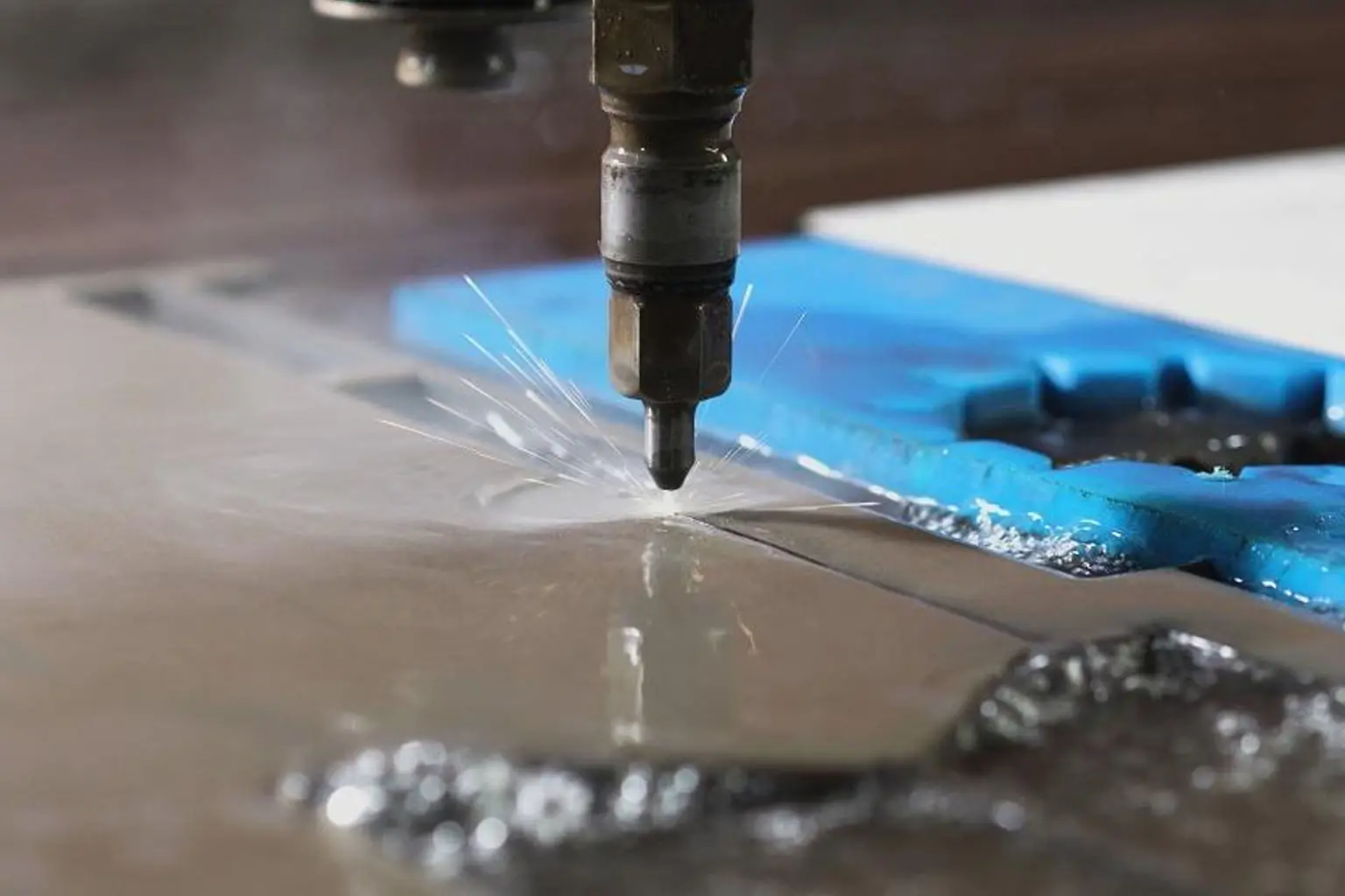 워터젯 절단의 기본: 작동 원리와 중요성