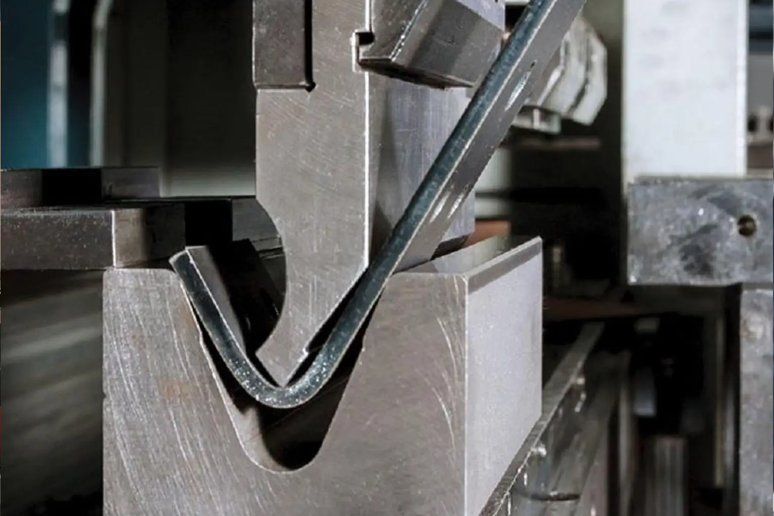 프레스 브레이크 키트: 금속 굽힘의 정밀도와 다재다능성 향상