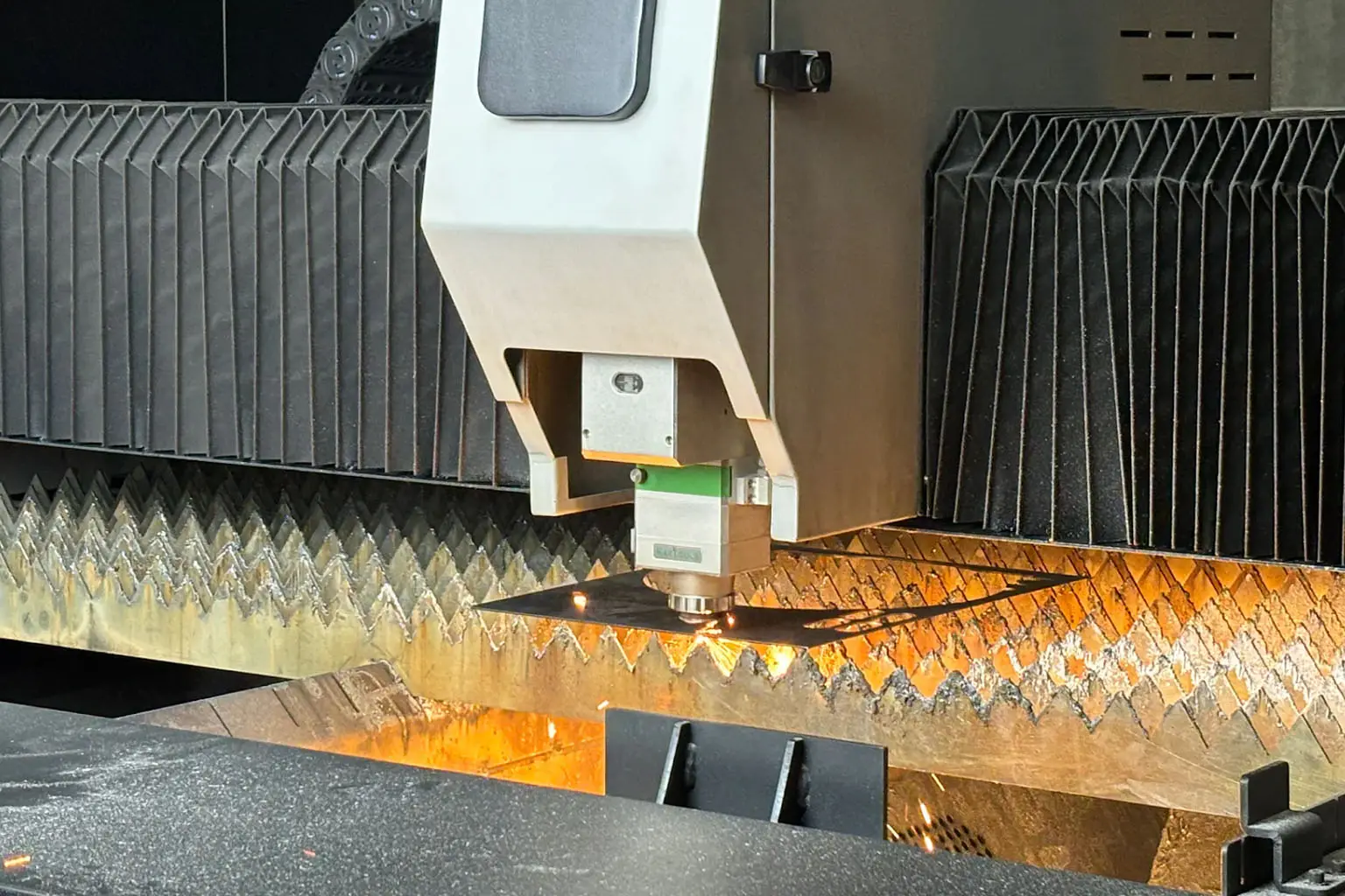 광섬유 레이저 절단 두께: 섬유 레이저가 얼마나 두껍게 자를 수 있나요??